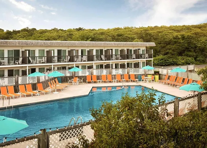 P-Town Beach Beauty On The Bay Water View!